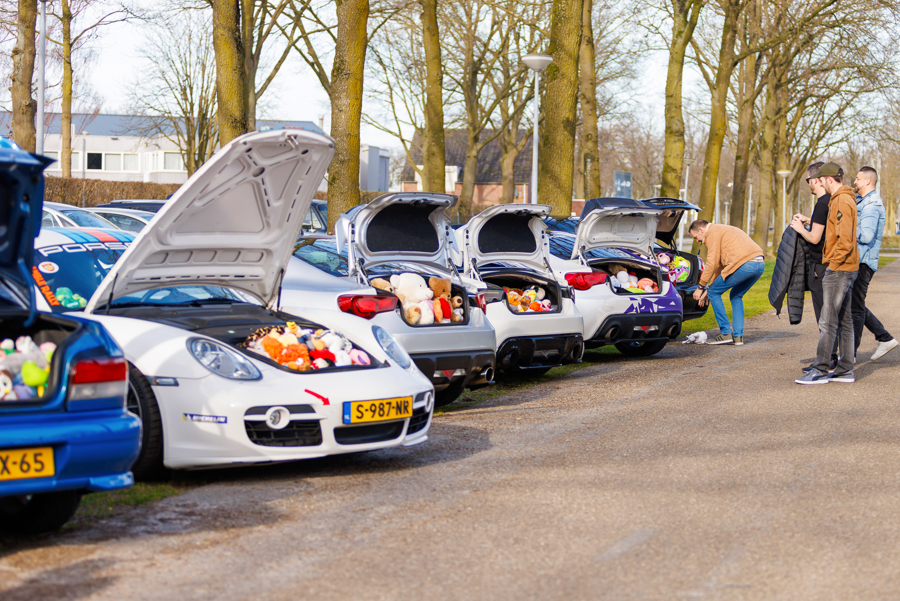 De Inkleur Porsche met knuffels